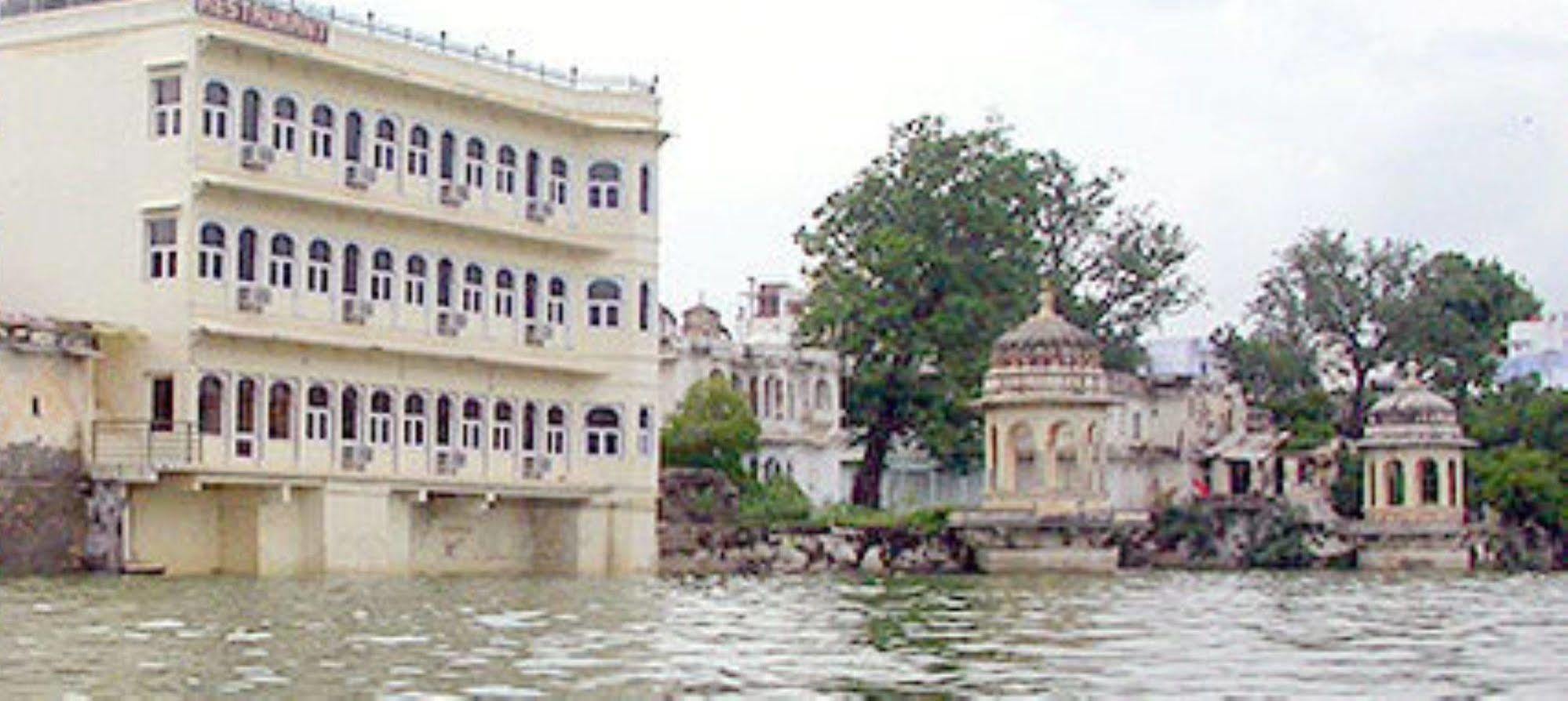 Sarovar - Lake Facing Boutique Hotel On Lake Pichola Удайпур Экстерьер фото